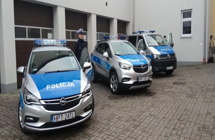 {Policjanci z dwóch komend otrzymali nowe radiowozy.}