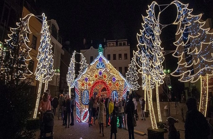 {W Olsztynie zaczyna się przygotowywanie świątecznej iluminacji.}