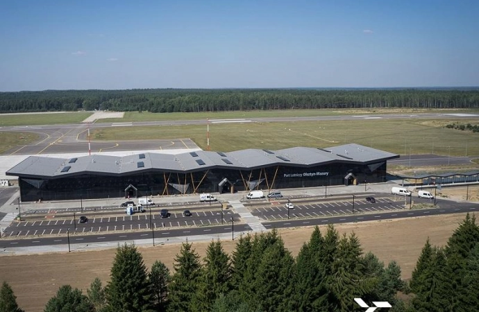 {W ostatnią niedzielę wakacji na lotnisku Olsztyn-Mazury pojawił się stutysięczny w tym rok pasażer.}