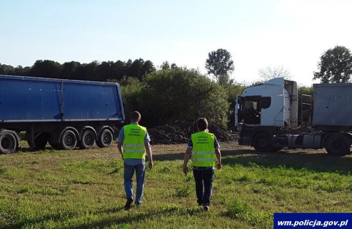 {Policjanci wraz z Inspekcją Ochrony Środowiska zatrzymali przestępców, którzy nielegalnie wywozili odpady.}